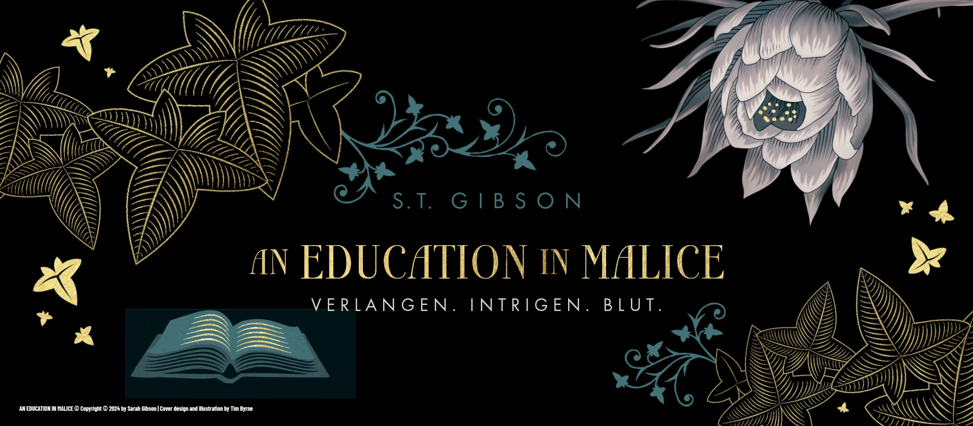 Banner zum Roman An Education in Malice von S. T. Gibson: Dunkles, elegantes Design mit goldenen und grünen Ranken, stilisierten Stern‑ und Efeublättern sowie einer großen blassvioletten Blüte. Titel und Untertitel ‚Verlangen. Intrigen. Blut.‘ stehen zentral auf schwarzem Hintergrund.