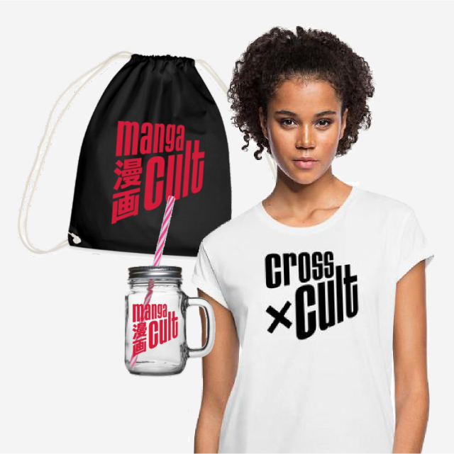 Mädchen trägt ein weißes T-Shirt auf dem das Cross-Cult-Logo steht. Neben ihr kann man einen Sporbeutel und einen Glasbecher sehen, die ebenso mit dem Cross-Cult-Logo bedruckt sind. Das Bild dient als Illustrierung zum Fan-Shop von Cross Cult