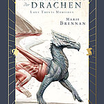 Buchcover der Neuausgabe von „Lady Trents Memoiren 1: Die Naturgeschichte der Drachen“ von Marie Brennan: Illustration eines stilisierten Drachenkopfes mit goldenen Akzenten auf dunkelgrünem Hintergrund. Titel und Autorin in eleganter Schrift. Mit gestaltetem Farbschnitt.