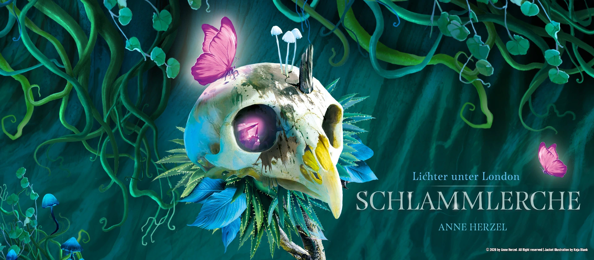 Banner zum Roman Schlammlerche – Lichter unter London von Anne Herzel: Ein mystisches Vogelschädel‑Artefakt mit leuchtendem violettem Kristall, umgeben von blauen Pilzen, grünen Ranken und pinken Schmetterlingen vor einem dunkeltürkis schimmernden Hintergrund.