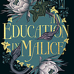 Buchcover von „An Education in Malice“ von S. T. Gibson: Dunkelgrüner Hintergrund mit goldener Schrift, umrankt von dunklen Blüten, Blättern und einer Sanduhr. Unten ein offenes Buch. Slogan: „Verlangen. Intrigen. Blut.“ Gothic Dark Academia mit femininer Spannung.