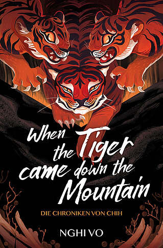 Buchcover von „When the Tiger Came Down the Mountain – Die Chroniken von Chih“ von Nghi Vo: Illustration eines Tigers mit aufgerissenem Maul vor rötlich-goldenem Hintergrund. Ausdrucksstarke Typografie mit mystischem Flair. Zweiter Band der poetischen Fantasyreihe über Geschichten, Macht und Erinnerung.