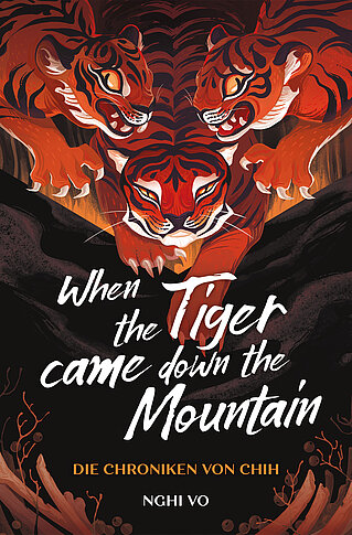 Buchcover von „When the Tiger Came Down the Mountain – Die Chroniken von Chih“ von Nghi Vo: Illustration eines Tigers mit aufgerissenem Maul vor rötlich-goldenem Hintergrund. Ausdrucksstarke Typografie mit mystischem Flair. Zweiter Band der poetischen Fantasyreihe über Geschichten, Macht und Erinnerung.